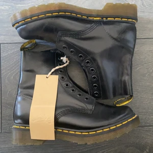 Dr Martens - Dr martens helt nya, men snören saknas