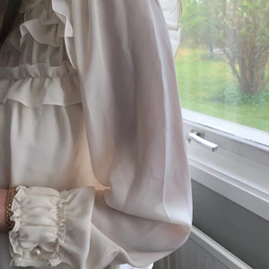 Vit volang blus - Säljer denna super fina vita blus från zara anvönd fåtal gånger så den är i fint skick!💕pris och leverans kan diskuteras!