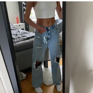 Jeans från hm - Säljer mina low-waisted jeans med hål i från h&m i storlek 38/36. 💙Tveka inte att kontakta mig om du har någon fråga!