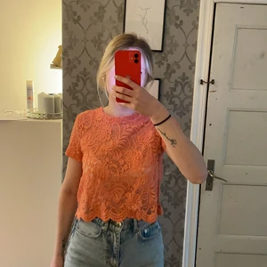 Neonfärgad topp - Neonorange topp. Spets. Väldigt söt till sommaren