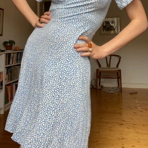 Indiska sommarklänning - Ljusblå vacker sommarklänning från Indiska med småblommigt mönster. Kmr tyvärr inte till användning för mig längre. Superlent, bekvämt och lite stretchigt material!💙