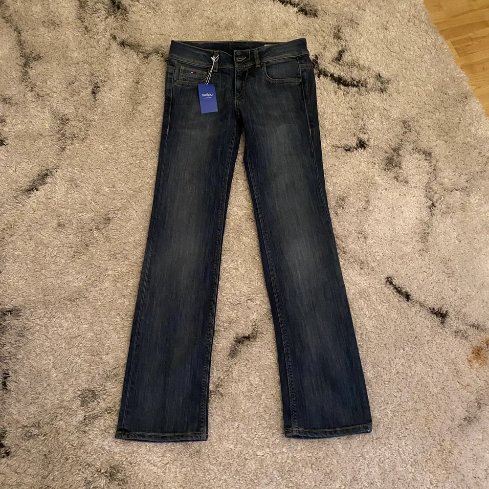 Aldrig använda från Sellpy är 170 o är lite långa i längden men passar mig ändå bra. Jeans & Byxor.
