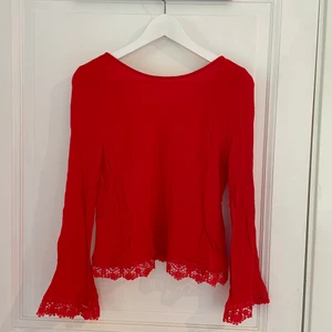 Röd spets blus - Strl.S