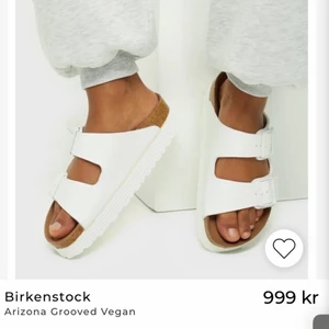 Birkenstock - Vita Birkenstock i den högre modellen i strl 38 🤍 Endast använda vid ett tillfälle men har en skråma på vänster fot vid spännet - inget man tänker på dock, 399:- eller högsta bud