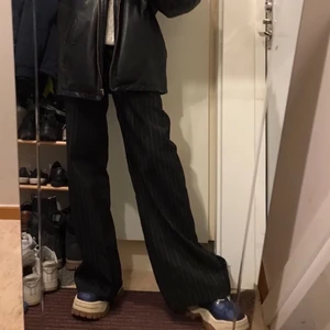 Svarta konstymbyxor - Svarta kostymbyxor med vita ränder💖💖sitter som en smäck men kommer inte till användning så säljer dom, priset kan diskuteras!!