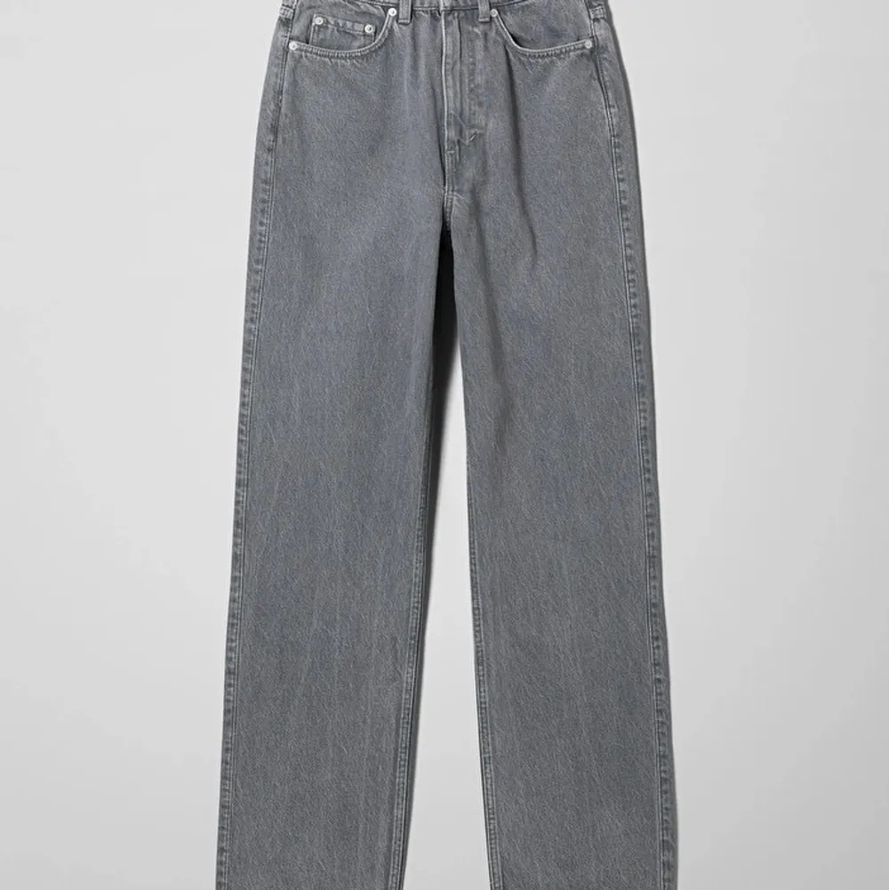 Säljer dessa jeans ifrån Weekday som heter ”Rowe Extra High Straight Jeans”. Köpt på plick för ett tag sedan men knappt använda av mig, fint skick! Frakten ingår i priset . Jeans & Byxor.