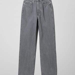 Säljer dessa jeans ifrån Weekday som heter ”Rowe Extra High Straight Jeans”. Köpt på plick för ett tag sedan men knappt använda av mig, fint skick! Frakten ingår i priset 