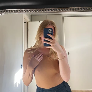 One shoulder tröja 💛✨ - Super snygg brun body att ha till sommaren eller till fest!!! 💛