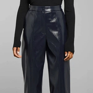 Läderbyxor  - Superfina marinblå läderbyxor från weekday. Aldrig använda pga för stora! 