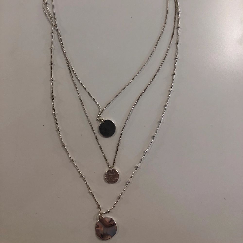 Jättefint silvrigt halsband med tre halsband i ett. Kedjan till det mittersta är lite missfärgat men inget som man lägger märke till. Tror jag köpte det på hm för 179 kr. Säljer det då det inte kommer till användning, använt fåtal några gånger. Inte riktigt silver. Tar swish 🥰. Accessoarer.