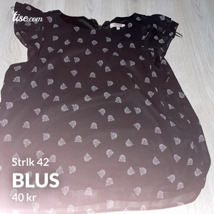 Blus i strlk 42.  - Väldigt fin blus i storlek 42 men passar även 40. Hör av er för fler bilder eller information. Kan även mötas upp i Göteborg ☺️