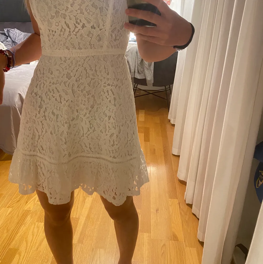 Superfin vit klänning som endast är använd 1 gång! Säljer då den tyvärr inte kommer till användning💕. Klänningar.