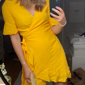 Gul klänning  - En gul volangklänning från DAISY GRACE☺️💛 supersöt till sommaren! Köparen står för frakt 💝💝