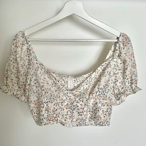 Topp från Shein - Jättefin och helt oanvänd topp från Shein i strl S. Säljer då den tyvärr var lite för stor 💕 Bra kvalite och inte genomskinlig. Dragkedja i ryggen ✨ Köparen står för frakt!!!