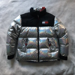 jacka - Tommy Hilfiger pufferjacka i använt skick helt slutsåld 💗 köpare står för frakten (lånad bild) 