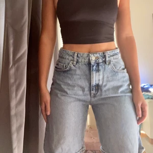 Hm trend shorts  - Hm trend shorts. Passar dig som har 34 i storleken om du vill ha dem lite over size annars om du är 36/38 är det perfekt i size.