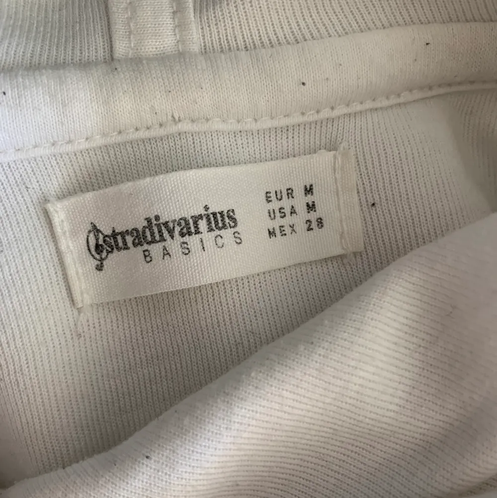 Vit hoodie från Stradivarius.. Hoodies.