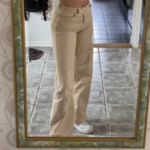 Vida Jeans - Säljer tyvärr mina super populära favorit byxor från monki då dem blivit för små🥺❤️ Dem är i jättefint skick! ✨Buda från 100kr✨ skriv privat för fler bilder och frågor❤️