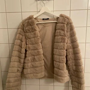 Fakepäls jacka - Supermjuk syntetisk pälsjacka, känns som att man klappar en kanin lol. Storlek L men passar mig som är xs, sitter som en oversize
