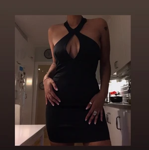 Sexig svart klänning - Aldrig använd!
