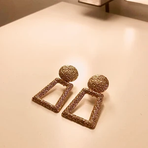 Guld örhängen  - Säljer mina guld örhängen för att dom aldrig kommer till användning🥰 Köpte dom för 80 kronor så tänker att jag säljer dom för 30 kronor plus frakt då❤️