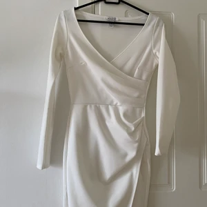 Vit klänning - Superfin klänning, perfekt till studenten!! Strl xs, använd 1 gång. 