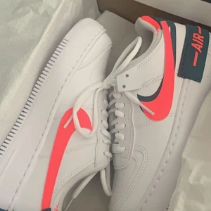 Nice air force 1 - Helt nya air force jättefina, fick presic hem dom men säljer pga fel storlek. Jättefint skick med lådan och allt. Har även köpbevis. 