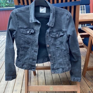 Jeanskacka  - Jeansjacka från pull & bear, storlek L men är som XS/S. Precis som ny. Köpt för 800 kr. Köparen står för frakt och är inte inräknat i priset