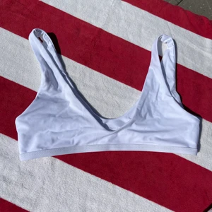 Vit bikinitopp  - Söt bikinitopp. Stl L men liten i storlek. Aldrig använd. 