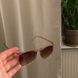 Solglasögon - Jättefina solglasögon som jag säljer pga att jag inte passar i solglasögon 🕶 💕