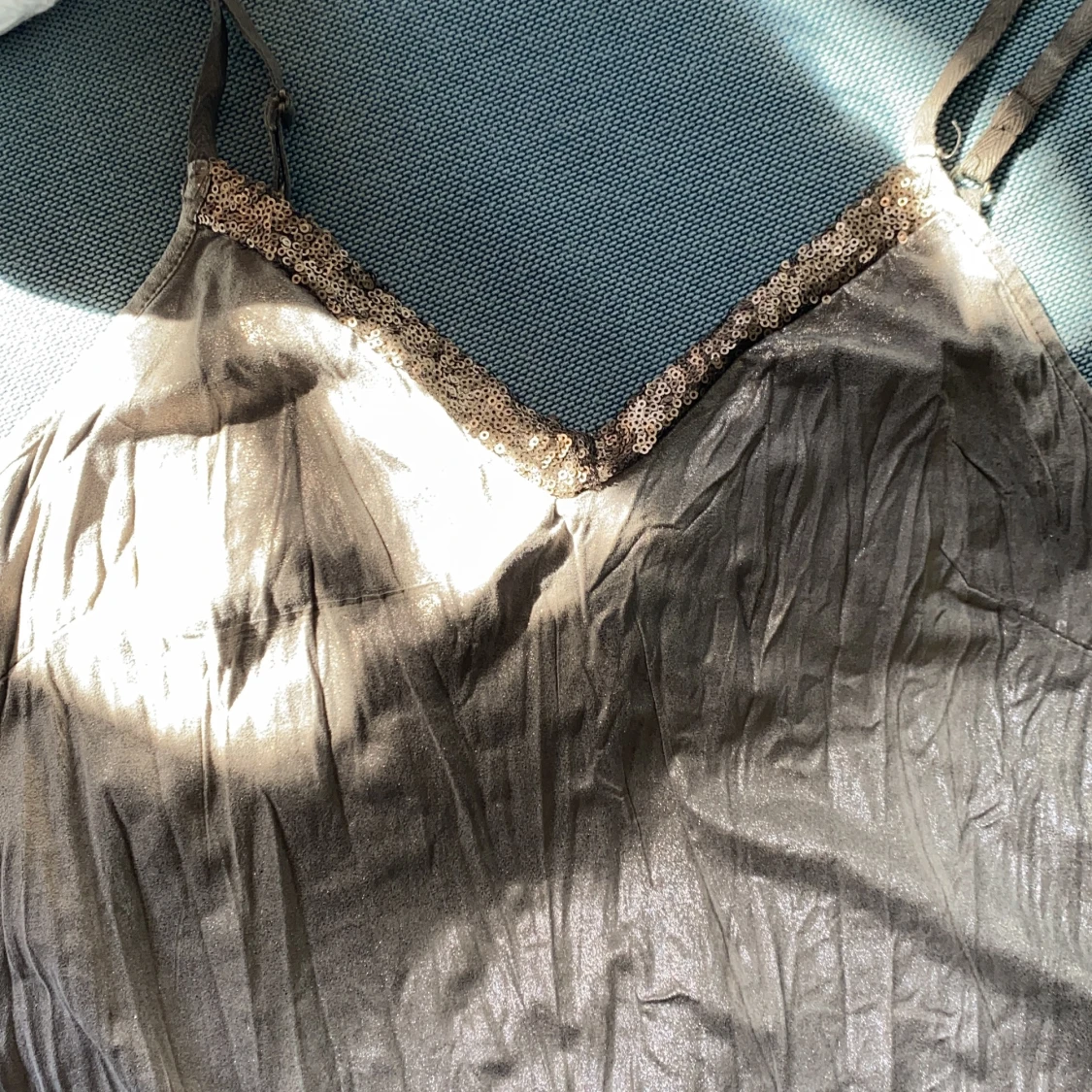 Guldig klänning med paljetter  - 90