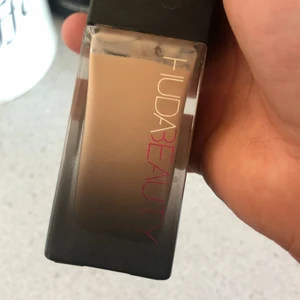 Huda beauty  - En foundation från huda i färgen 120B , använd 1-2 ggr. 