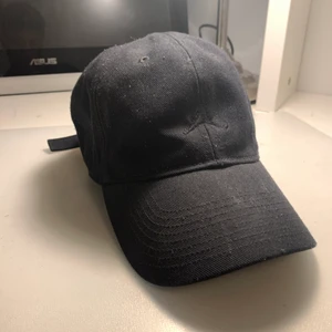 Jordan keps - Kepsen är använd men i god skick, köpt i footlocker. Justerbar.