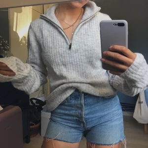 Stickad tröja i ullmix - Supermysig grå tröja i ullmix, perfekt för sommarkvällar! Storlek xs men skulle passa även s. 🤎 Endast använd ett fåtal gånger!