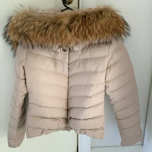 Hollies jacka - Använd men i väldigt bra skick som ny.  Har 2-4x använd jackan.