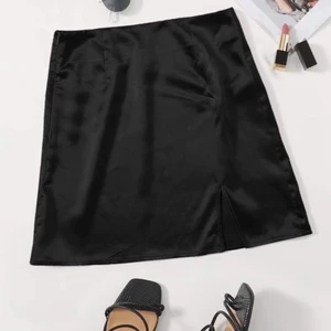 Kjol från shein - Endast testat och va för stor för mig, super söt!!🥰  kjolen är XS men den va för stor för mig som är XS så den är som en S! (PS säljer massor med shein kläder inför sommaren😍)