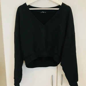 Svart V-ringad tröja - Fin mjuk V-ringad tröja. Använd 1 gång, från Chiquelle. Nypris 379