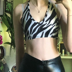 Knytbar Zebra topp - Knytbar topp köpt på second hand men aldrig använd av mig. En snöre är lite förstörd och en tråd är sprucken på framsidan (syns på bild 3)