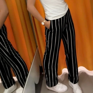 2 par byxor⚡️ - Säljer dessa byxor från Monki. Köptes för 500kr st. Säljer 1 par för 75kr, men båda för 100kr⚡️ Inga slitningar eller liknande!! Fler bilder kan fås vid intresse! Köparen står för frakt🥰