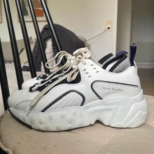 Acne Studios Sneakers - Sneakers från Acne, använda max 5 gånger. Nypris 3700kr. Mycket fint skick. Köparen står för frakten.