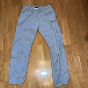 Champion mjukisar - Gråa mjukisbyxor från champion. Mötas eller frakt mot avgift