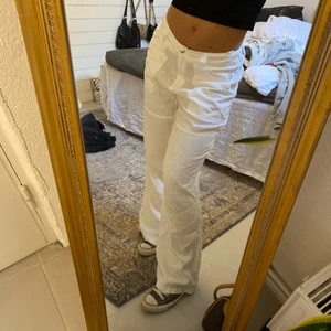 Linnebyxor - Jättefina raka, lågmidjade linnebyxor! I fint skick! Lite långa på mig som är 164, dom är i storlek 38. Beroende på hur man vill att dom ska sitta så passar dom S-M💕 Skriv vid frågor, köparen står för frakt💕 