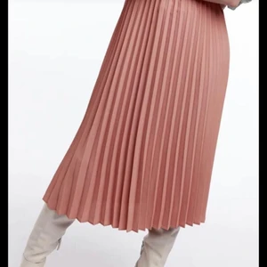 Kjol - Funkar på mig som har 38 :)