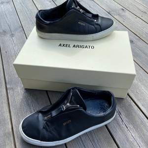 Tänkte kika intresse på mina svarta Axel arigato skor i storlek 39 då de är lite för stora på mig som har storlek 38!. Köptes förra sommaren på NK för ca 2000kr. Dustbag samt box ingår💜 
