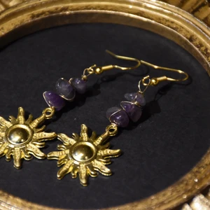 Örhänge sol - Guldiga solörhängen med nickelfria krokar och äkta ametist. Via min etsy går det att välja vilken sten man vill! 