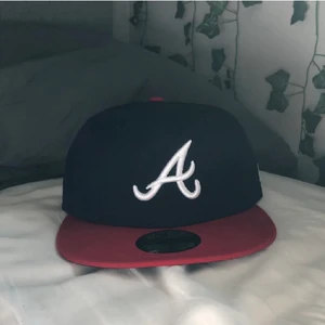 Keps!!  - Säljer denna coola keps! Super snygg och skön, aldrig använd då den inte passade på min huvudform:) storlek 7 som är 55,8cm!