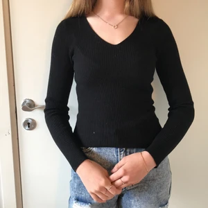 New Yorker - Svart långarmat tröja från new yorker, storlek s, tröjan är räfflat tyg, mjuck men drar åt sig lite damm och den är v-ringad, priset kan också diskuteras.
