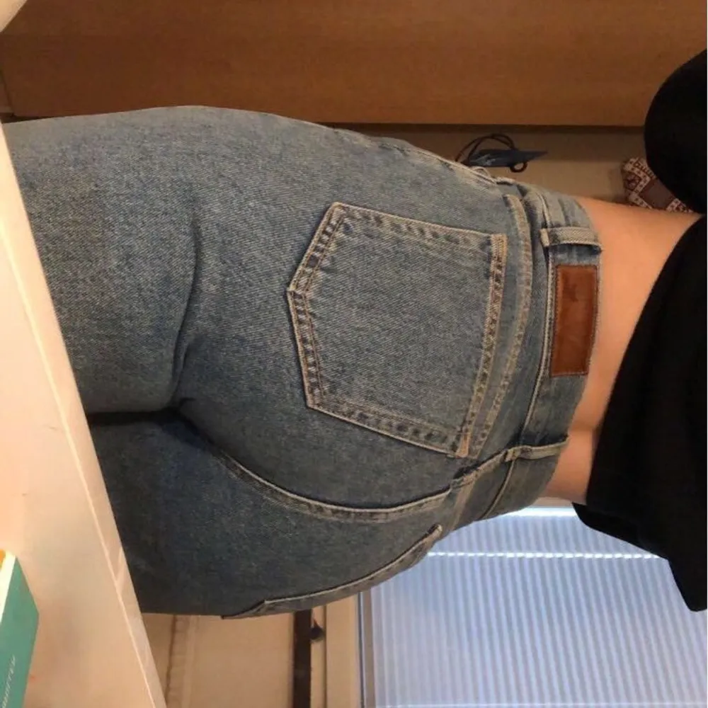 säljer dessa mom jeans från bikbok! ett par i storlek xs & ett par i storlek s, 200 kr styck eller båda för 300. säljer då jag inte använder dem, dock super fina & har jätte fin passform🥰🥰. Jeans & Byxor.