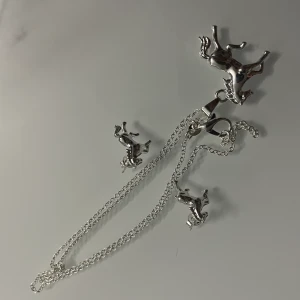 Halsband och örhängen  - Matchande halsband och örhängen i äkta silver 925. ✨ peiset för setet är 300 kr, separat är halsbandet 200 kr och örhängen 100 kr. ✨ Det tillkommer 12 kr i fraktkostnad. ✨ Bildbevis skickas alltid på paketet till köparen!✨