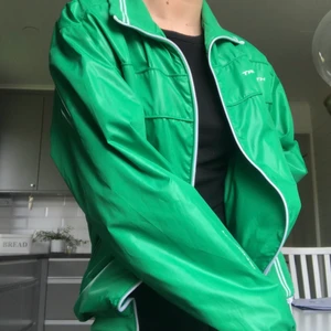 Jacka - Grön jacka köpt på secondhand, svin snygg och aldrig använd 🧚🏽sitter snyggt oversized på mig som är en S